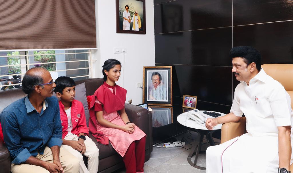 Student Nandhini Meets CM MK Stalin: 12 ஆம் வகுப்பு பொதுத்தேர்வில் மாநில அளவில் முதலிடம்: முதலமைச்சரை சந்தித்து வாழ்த்து பெற்ற மாணவி!