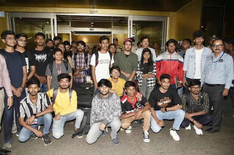 manipur violence 25 stranded students from maharashtra landed-safely-in-mumbai Manipur Violence : मणिपूर हिंसाचारात अडकलेले 25 विद्यार्थी मुंबईत सुखरूप परतले, महाराष्ट्र सरकारच्या प्रयत्नांना यश