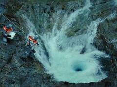 इस छोटी सी गुफा में समा जाती है पूरी नदी...जानिए इसे लोग क्यों कहते हैं शैतान की केतली