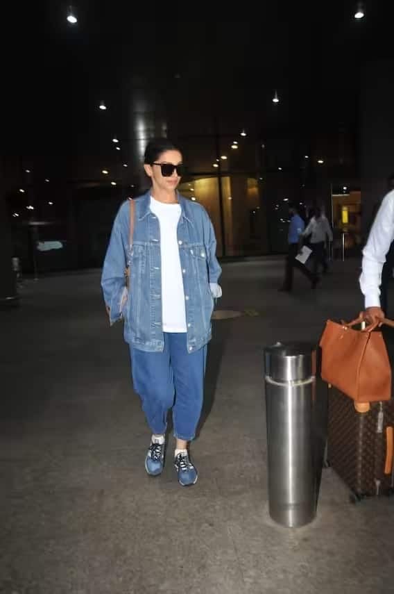 ડેનિમ જેકેટ, ટ્રાઉઝર, વ્હાઇટ ટી-શર્ટ અને સનગ્લાસમાં દીપિકા પાદુકોણનો લૂક ખુબ જ સ્ટાઇલિશ લાગી રહ્યો છે.