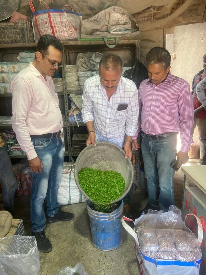 ચુનારાવાડ વિસ્તારમાં આવેલી મહાદેવ ડેરીમાંથી 10 કિલો વાસી મીઠાઈ અને જ્યુસ મળી આવતા સ્થળ પર નાશ કરાયો હતો.