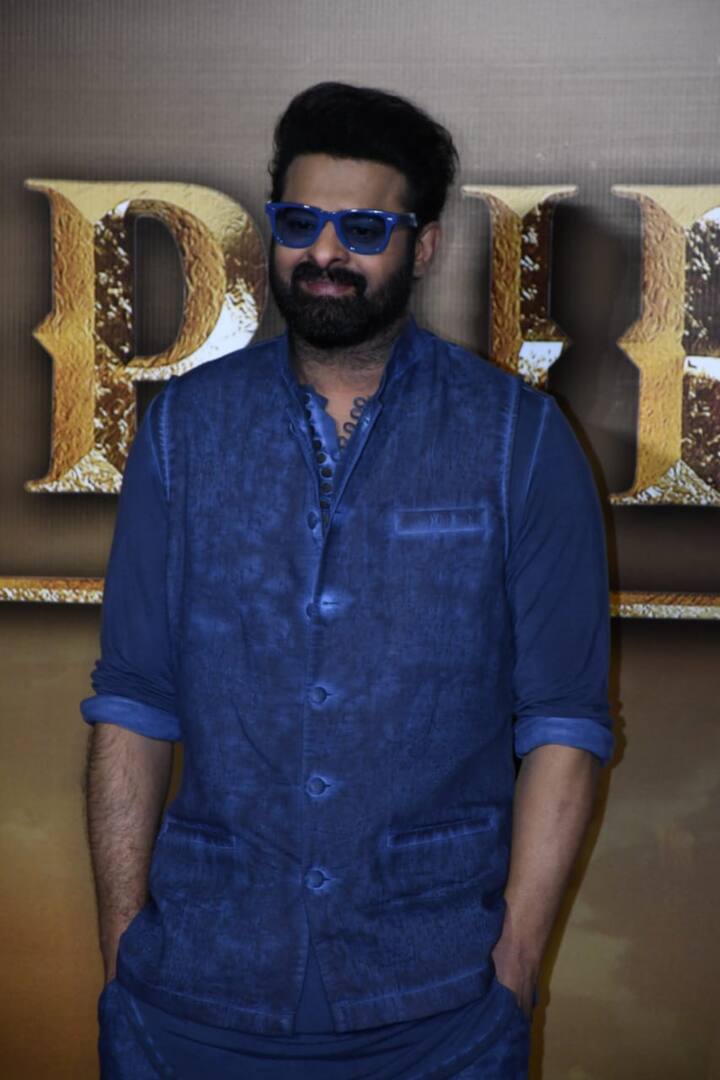 ట్రైలర్ లాంచ్ ఈవెంట్లో ప్రభాస్ ఇలా స్టైలిష్ లుక్లో ప్రత్యక్షమయ్యాడు.