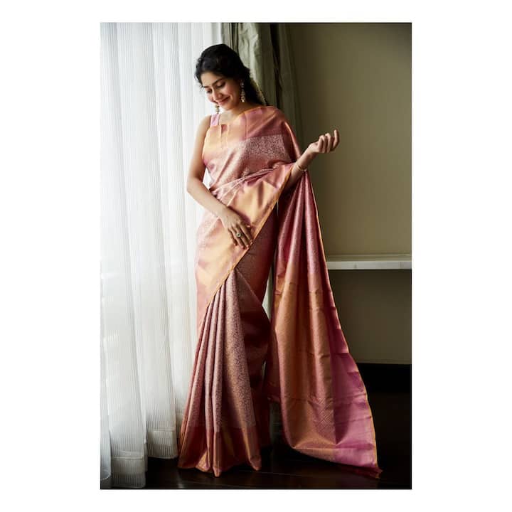 Sai looks exquisite in a royal saree with intricate zari work all over it.