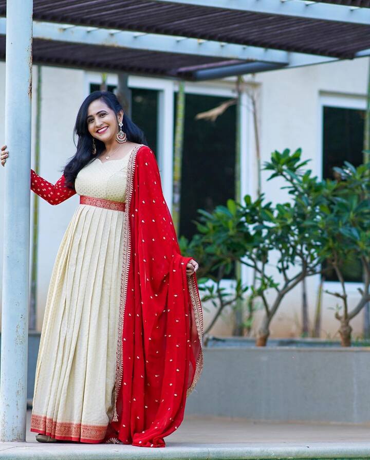 జీ కుటుంబం, 'ఢిల్లీ తెలుగు అకాడమి టీవి పురస్కారాల్లో ‘బెస్ట్ ఫీమేల్ యాంకర్’ అవార్డ్స్ పొందింది.