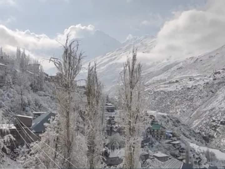 प्रदेश के कई इलाके मई महीने में भी बर्फबारी की चादर ओढ़े हुए हैं. बर्फबारी के चलते इस महिने में भी प्रदेश में सर्दी का आलम है.