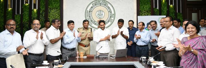 జగనన్నకు చెబుదాం కార్యక్రమానికి అధికారులు సన్నద్దం కావాలని జగన్ సూచన