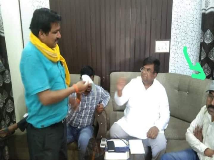 Congress leader Dr. Vinay Jaiswal gave voluntary donation amount to BJP leader, issue heated up ann Chhattisgarh: कांग्रेस विधायक ने बीजेपी नेता को दी स्वेच्छा अनुदान की राशि, वायरल हो गई तस्वीर