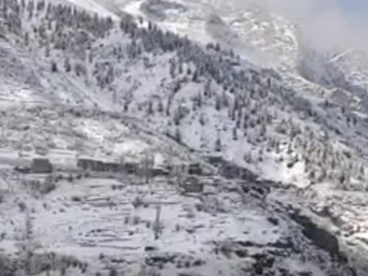 केलांग में एक फीट तक बर्फबारी हुई है. इतना ही नहीं बर्फबारी के चलते केलांग में तापमान माइनस तीन डिग्री तक लुढ़क गया है.