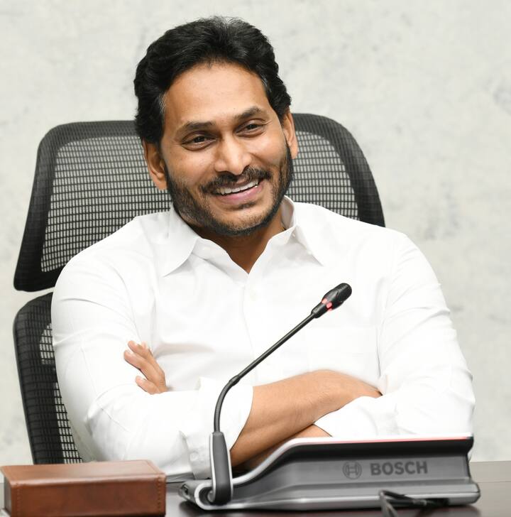 జగనన్నతో చెబుదాం కార్యక్రమం ప్రారంభం సందర్బంగా జగన్ చిరుమందహాసం