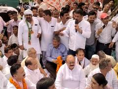 रुड़की: गन्ना किसानों के समर्थन में पूर्व CM हरीश रावत का धरना, कांग्रेस विधायक भी हैं मौजूद, जानिए क्या है मांग