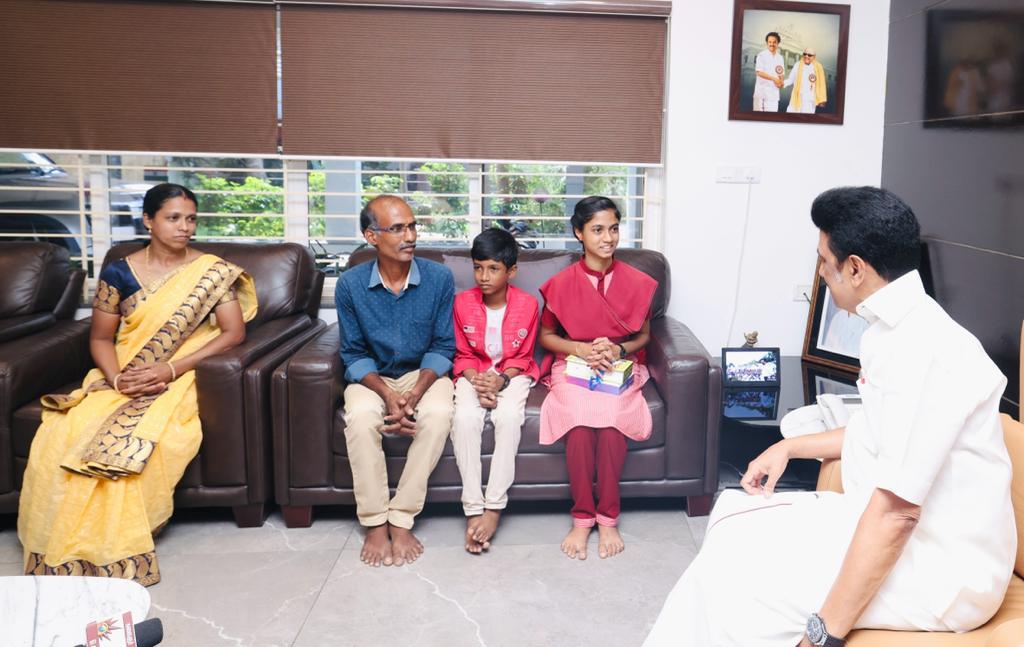 Student Nandhini Meets CM MK Stalin: 12 ஆம் வகுப்பு பொதுத்தேர்வில் மாநில அளவில் முதலிடம்: முதலமைச்சரை சந்தித்து வாழ்த்து பெற்ற மாணவி!