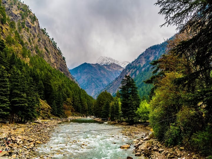 Kashmir Tour: कश्मीर को 'जन्नत' कहा जाता है. यहां की खूबसूरत वादियों सैलानियों के आकर्षण का कारण बनती है. ऐसे में इंडियन रेलवे सैलानियों के लिए एक शानदार टूर पैकेज लेकर आया है.