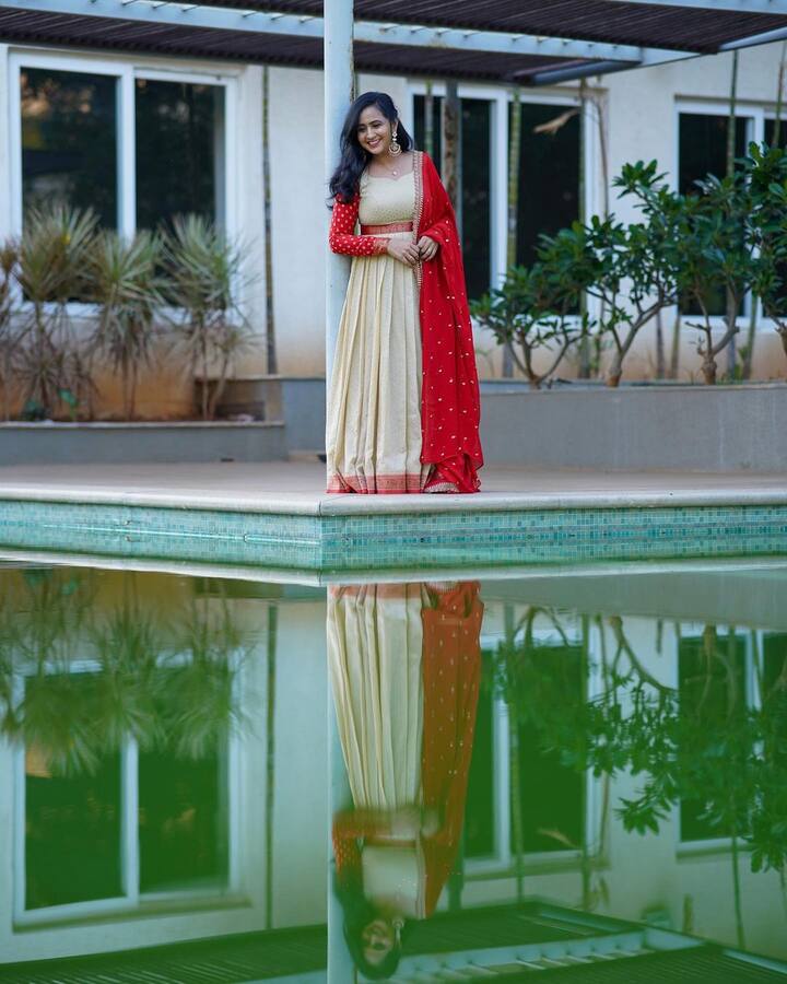 లాస్య CBITలో బీటెక్ పూర్తి చేసింది.