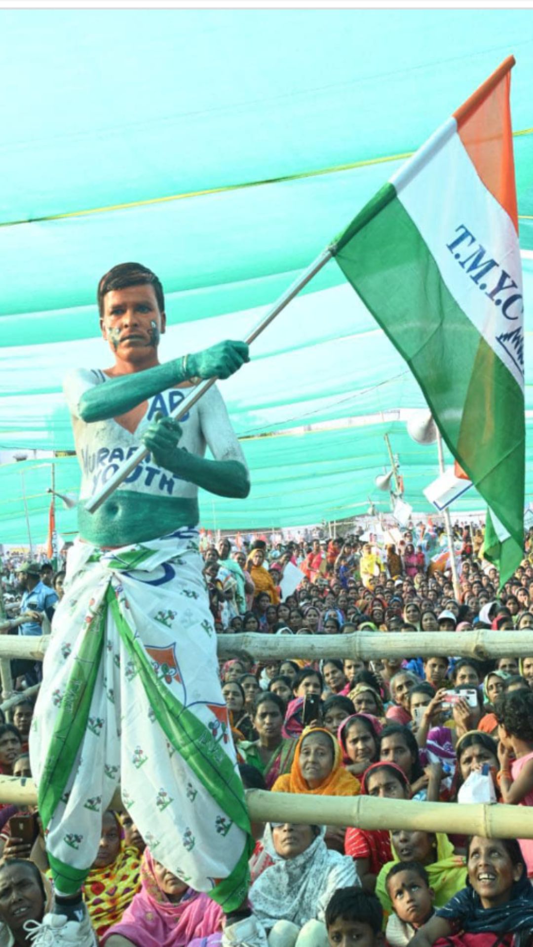 'বাবুরা গরু চোর ধরতে বেরিয়েছে। ইডি বলছে, গরু পাচারে প্রত্যক্ষ মদত রয়েছে বিএসএফের। তা হলে অমিত শাহকে জিজ্ঞাসাবাদ করা হবে?' প্রশ্ন তাঁর