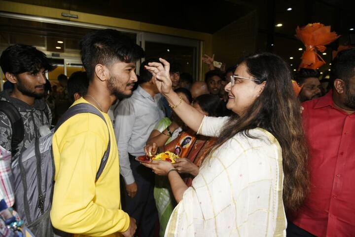 त्यानंतर या विद्यार्थ्यांना मणिपूर इन्फाळहून आसामच्या गुवाहाटी येथे विशेष विमानाने आणण्यात आले. काल रात्री (8 मे रोजी) विशेष विमानाने या विद्यार्थ्यांचे मुंबईत आगमन झाले आहे.