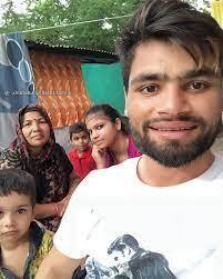 ரிங்கு சிங் அக்டோபர் 12, 1997ல் உத்தரபிரதேச மாநிலத்தில் அமைந்துள்ள அலிகார் நகரில் பிறந்தார். எளிமையான குடும்ப பின்னணியைச் சேர்ந்தவர்