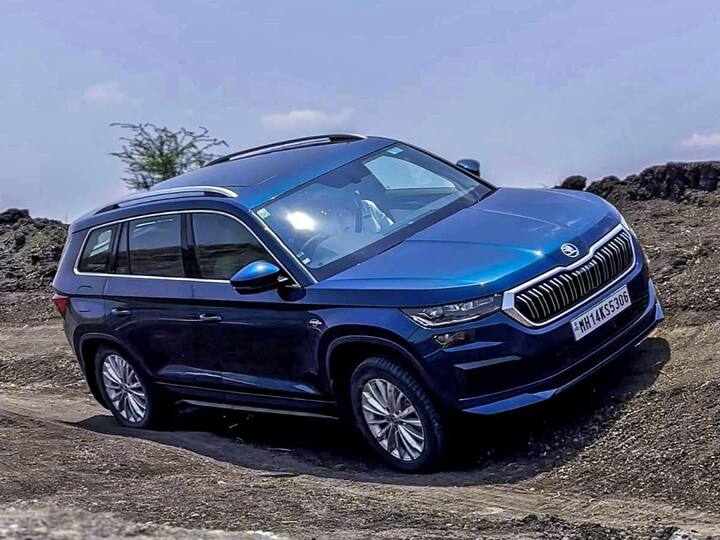 The Kodiaq range has the Style and Laurin & Klement with stone beige leather dual-tone upholstery for the L&K, and variant-specific alloys for the R18 wheels. Then you get 12-way adjustable electric seats in the front with in-built cooling and heating in the L&K. The SportLine meanwhile comes with all-black Suedia interiors, a 3-spoke flat-bottom sport steering wheel, more side bolstering in the seats, integrated headrests, and expanded shoulder support sport seats. (Source: Somnath Chatterjee)