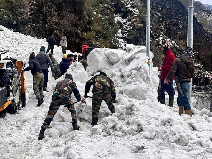 Jammu and Kashmir Avalanche rescue team begin for tourists near zojila pass see video Watch: एवलांच से जोजिला दर्रा अभी भी बंद, बर्फ में फंसे यात्रियों का रेस्क्यू कर रही सेना, सामने आया वीडियो