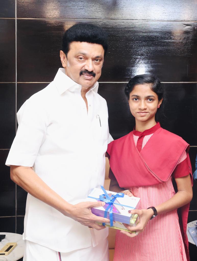 Student Nandhini Meets CM MK Stalin: 12 ஆம் வகுப்பு பொதுத்தேர்வில் மாநில அளவில் முதலிடம்: முதலமைச்சரை சந்தித்து வாழ்த்து பெற்ற மாணவி!