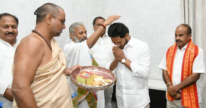 జగన్ కు వేద పండితుల ఆశీర్వాదం