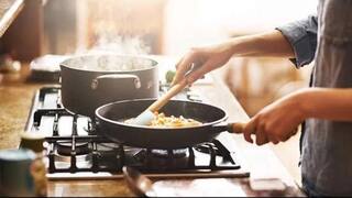 Rasoi Tips: જમવાનું બનાવતા સમયે મહિલાઓ આટલી બાબતનું રાખે ખાસ ધ્યાન, ઘરમાં આવશે બરકત