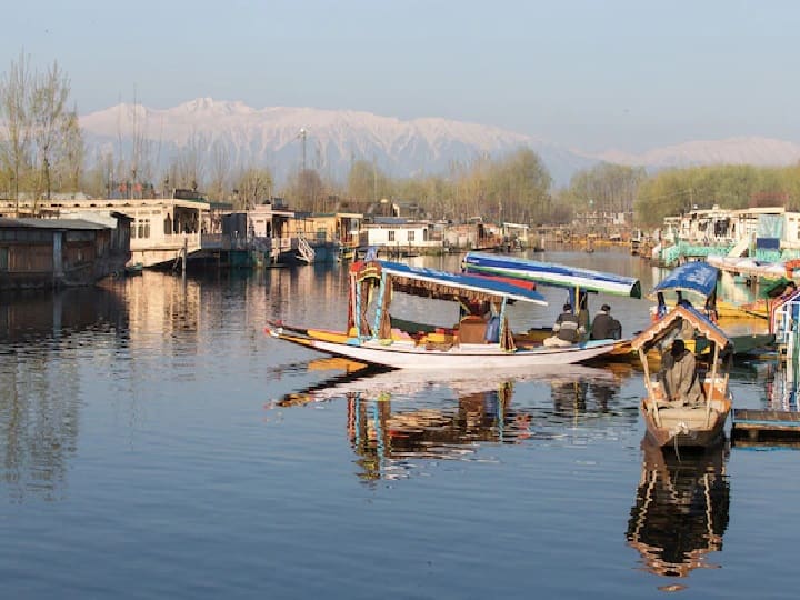 IRCTC Kashmir Tour: मई का महीना शुरु हो गया है और कुछ ही दिनों में गर्मियों की छुट्टियों की शुरुआत हो जाएगी. ऐसे में भारतीय रेलवे का आईआरसीटीसी टूरिस्ट के लिए कश्मीर का स्पेशल पैकेज लेकर आया है.