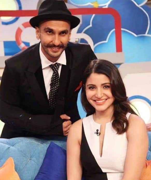 बॉलीवुड में अपने शुरुआती दिनों के दौरान रणवीर सिंह और अनुष्का शर्मा की डेटिंग के भी खूब चर्चे हुआ करते थे. हालांकि अलग होने के बाद भी ये एक दूसरे के अच्छे फ्रेंड बने हुए हैं.