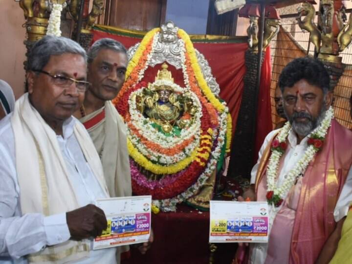 Karnataka Assembly Elections 2023 Siddaramaiah and DK Shivakumar reached Chamundeshwari temple resolved to implement five guarantees of Congress Karnataka Election 2023: सिद्धारमैया और डीके शिवकुमार पहुंचे चामुंडेश्वरी मंदिर, कांग्रेस की पांच गारंटी को लागू करने का लिया संकल्प