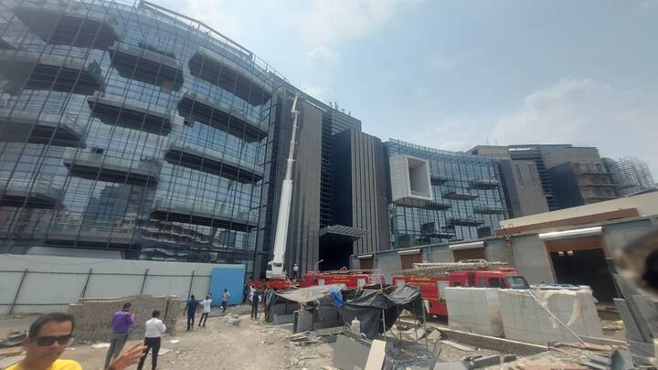 बेसमेंटला असणाऱ्या इलेक्ट्रिक रुममध्ये आग लागून वर शेवटच्या नऊ  मजल्यापर्यंत त्याचा धूर मोठ्या प्रमाणात पसरला गेल्याचा अंदाज वर्तवला जात आहे.