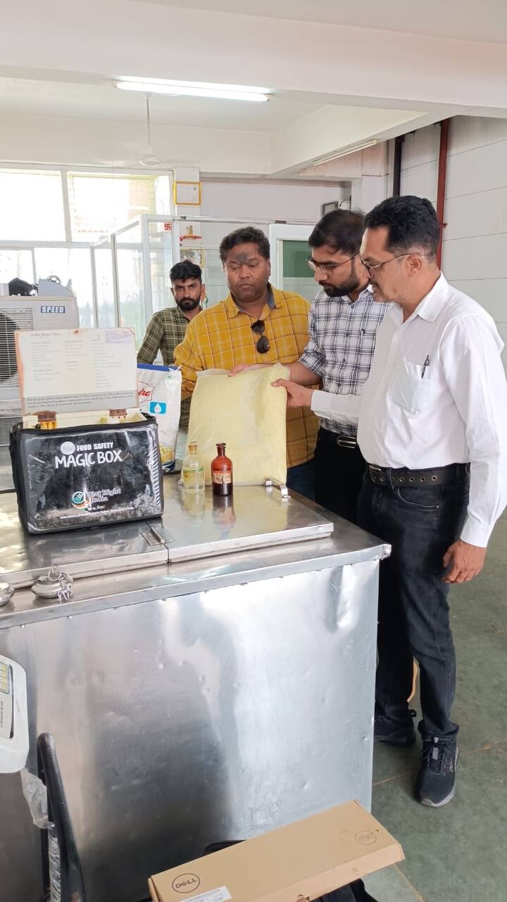 3 ડેરીમાંથી શંકાસ્પદ પનીર મળી આવતા નમુના લેવામાં આવ્યા છે.  સોરઠીયા વાડીમાં આવેલી અજેન્દ્ર ડેરી,લાતી પ્લોટમાં આવેલા ફોર્ચ્યુન મિલ્ક પ્રોડક્ટ્સ અને 150 ફૂટ રીંગરોડ પર આવેલી શ્રી રામ ડેરીમાંથી શંકાસ્પદ પનીર મળી આવતા ફૂડ વિભાગ દ્વારા નમુના લેવામાં આવ્યા છે.