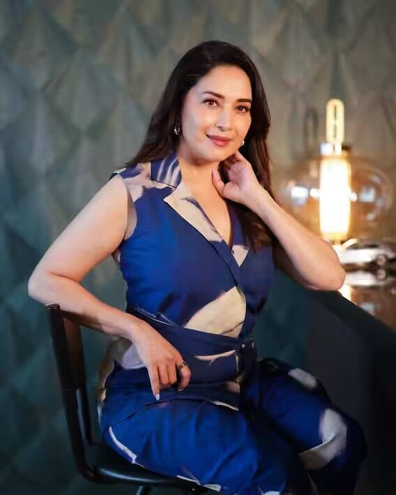 Bollywood Kissa: બૉલીવુડની હૉટ એક્ટ્રેસમાં સામેલ માધુરી દિક્ષિત આજકાલ ફરી એકવાર ચર્ચામાં આવી છે, સામાન્ય રીતે માધુરી દિક્ષિત જે સ્થાન હાંસલ કર્યુ છે, તે જગ્યાએ પહોંચવુ તમામ હીરોઇનોનું સપનુ હોય છે. પરંતુ આવી મોટી હસ્તી હોવા છતાં પણ તે જ્યારે કહે છે કે, મને મારા દીકરાઓ મહત્વ નથી આપી રહ્યાં. જાણો એક્ટ્રેસની અનસુની કહાણી......