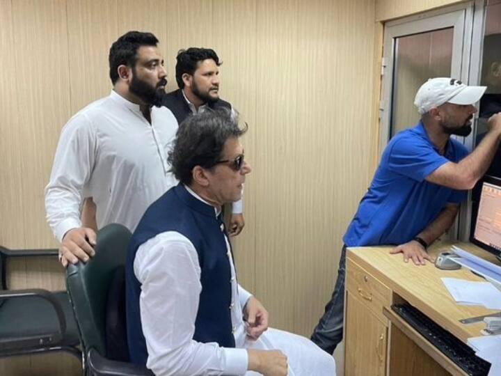 Imran Khan arrested From Islamabad High court Imran Khan Arrested: पाकिस्तान के पूर्व PM इमरान खान इस्लामाबाद हाई कोर्ट के बाहर से गिरफ्तार, रेंजर्स पर मारपीट का आरोप