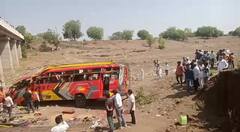 Khargone Accident: खरगोन बस एक्सीडेंट में 24 लोगों की गई जान, दर्दनाक तस्वीरों में देखें 'मौत का मंजर'