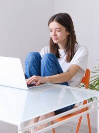 पूरे दिन बैठे रहने से इन बीमारियों से हो रही हैं आपकी दोस्ती