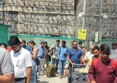 Surat: સુરત એરપોર્ટમાં પ્રવેશ મેળવવા લાગી લાંબી કતાર, મુસાફરોને પડી મુશ્કેલી, જુઓ તસવીરો