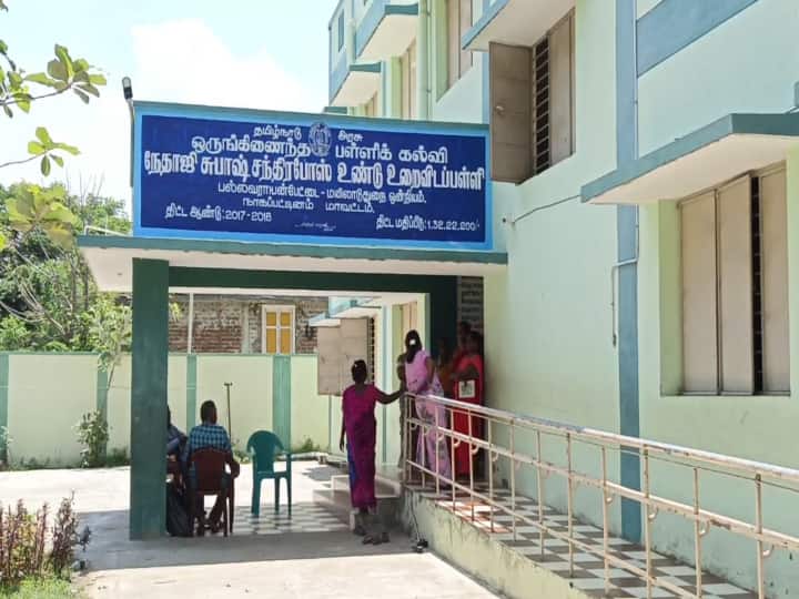 TN 12th Result 2023:  +2 தேர்வில் தேர்ச்சி பெற்ற நரிக்குறவர் மாணவி... பாராட்டுகளை பொழிந்த பொதுமக்கள்..!