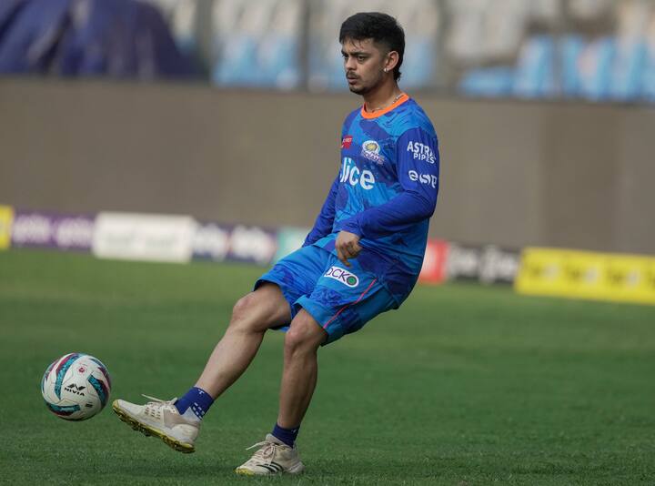 ரோஹித் சர்மா (கேப்டன்), சூர்யகுமார் யாதவ், என். திலக் வர்மா, ரமன்தீப் சிங், டெவால்ட் ப்ரீவிஸ், இஷான் கிஷன், டிரிஸ்டன் ஸ்டப்ஸ், விஷ்ணு வினோத், அர்ஜுன் டெண்டுல்கர், டிம் டேவிட், குமார் கார்த்திகேய சிங், ஹிருத்திக் ஷோக்கீன், டுவான் ஜான்சன், கேமரூன் கிரீன், ஷம்ஸ் முலானி, நேஹால் வதேரா, ஜேசன் பெஹ்ரன்டோர்ஃப் ஆகியோர் மும்பை அணிக்காக இந்த சீசனில் விளையாடி வருகின்றனர்