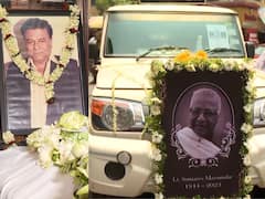 শ্যামপুকুর স্ট্রিটের বাড়িতে শ্রদ্ধাজ্ঞাপনের পর নিমতলা শ্মশানে শেষকৃত্য সম্পন্ন হল সমরেশ মজুমদারের