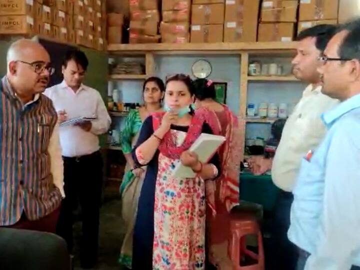 Deoria Ayurvedic Hospital In Bad Condition Inspected By DM Jitendra Pratap Singh ANN UP News: देवरिया में सरकारी अस्पताल का खस्ताहाल, बेड जर्जर और स्टाफ गैरहाजिर, डीएम ने लगाई फटकार