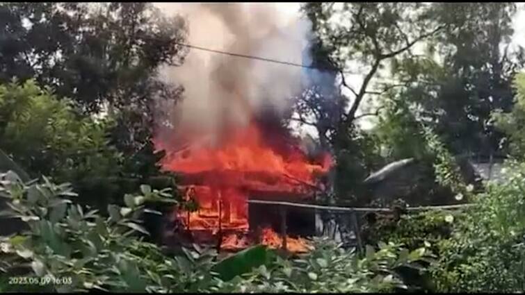Fire Destroys 4 Houses At Gajol Of Malda Malda News:অগ্নিকাণ্ডে ভস্মীভূত ৪টি বাড়ি, দমকলের ভূমিকায় বিক্ষোভ গাজোলের বাসিন্দাদের