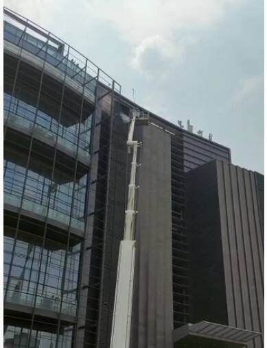 या आगीत कोणतीही जीवितहाणी झाली नाही मात्र इमारतीचं काही प्रमाणात नुकसान झालं आहे.