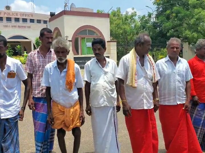 லுங்கி அணிந்து வந்தவர்கள் உள்ளே செல்லக்கூடாது - கரூரில் நடந்தது என்ன..?