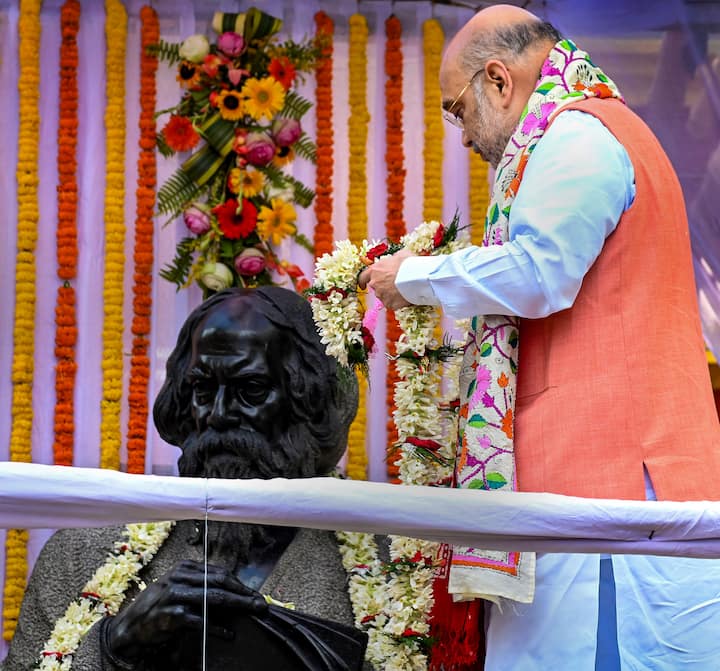 রবীন্দ্রনাথ ঠাকুর কোথায় জন্মেছিলেন, কোন ঘরে তাঁর মৃত্যু হয়েছিল?সবই দেখেন উৎসাহের সঙ্গে। এর পাশাপাশি, ঠাকুরবাড়ির বিচিত্রাভবন ঘুরে দেখেন অমিত শাহ।