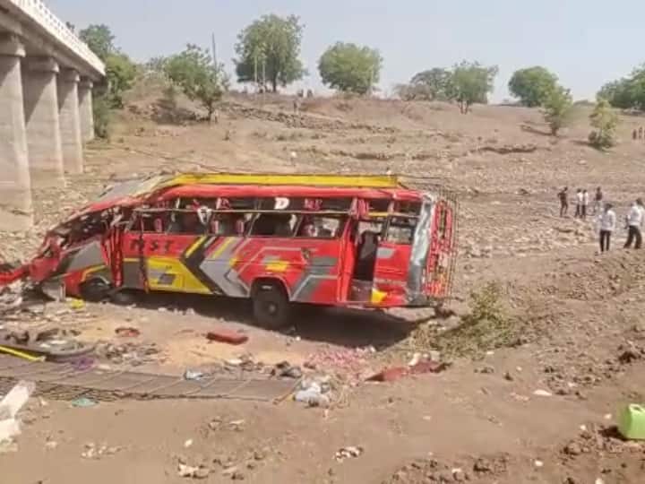 Khargone Bus Accident: मध्य प्रदेश के खरगोन जिले में बड़ा हादसा हुआ है. यहां एक बस एक्सीडेंट हुआ है जिसमें अब तक 24 लोगों के मारे जाने की सूचना मिली है.