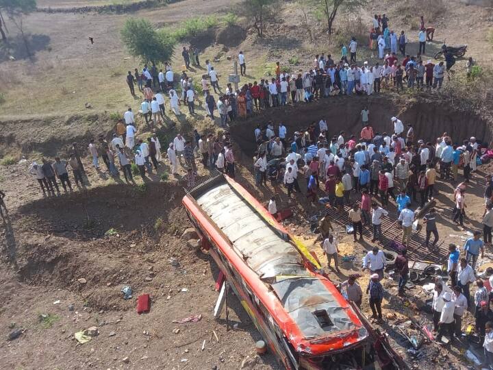 Khargone Bus Accident 15 people dead many Injured after bus falls from bridge ANN Khargone Accident: खरगोन बस एक्सीडेंट में मृतकों का आंकड़ा 22 पहुंचा, दर्दनाक हादसे में पुल की रेलिंग तोड़ नदी में गिरी थी बस