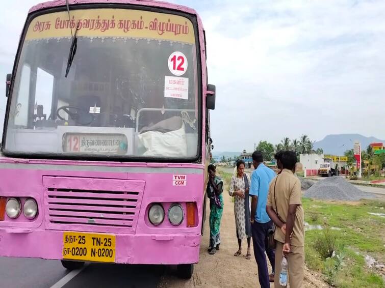 A woman argument by blocking a free government bus for not stop at the bus stop - Watch Video Watch Video: நிற்காமல் சென்ற மகளிருக்கான இலவச அரசு பேருந்து.. வழிமறித்து வாக்குவாதத்தில் ஈடுபட்ட பெண்!