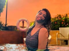 స్విమ్మింగ్ పూల్‌లో రీతూ చౌదరి స్టన్నింగ్ స్టిల్స్