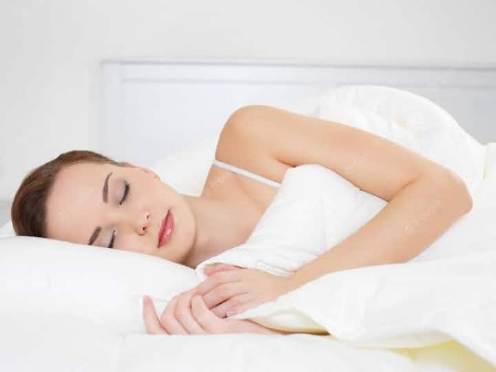 Health Benefits  Of sleeping On Your Left Side Health Tips: नींद पर ही नहीं सेहत पर भी पड़ता है करवट का असर, जानिए दाईं करवट से क्यों ज्यादा फायदेमंद है बाईं करवट