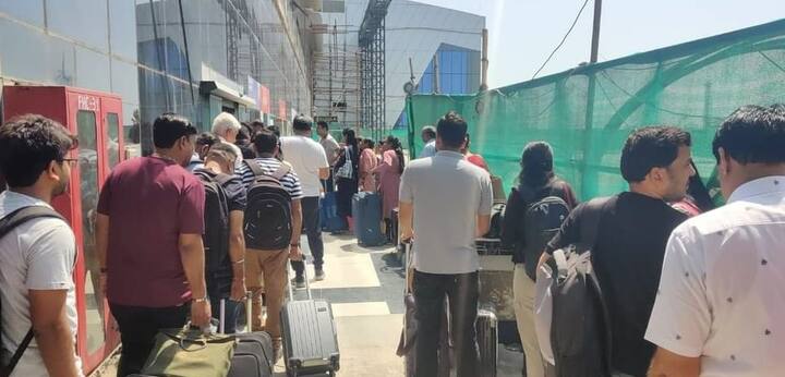 સુરત એરપોર્ટમાં પ્રવેશવા માટે લાંબી કતાર લાગી હતી.