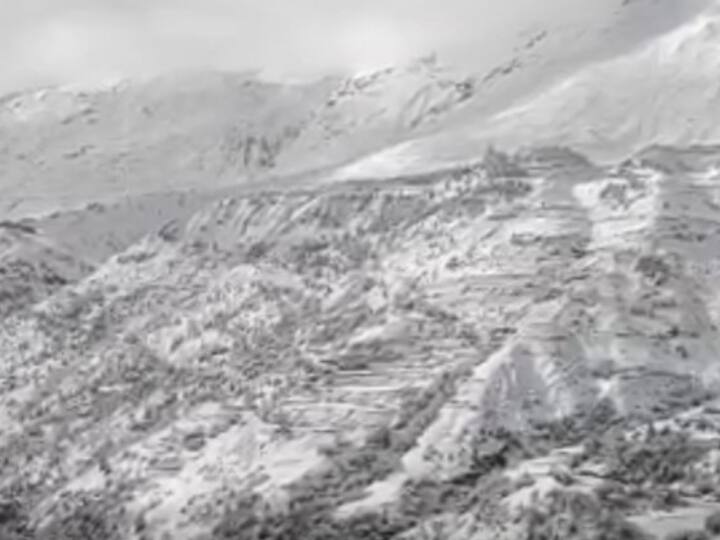 हिमाचल प्रदेश में मई महीने में भी बर्फबारी देखने को मिल रही है. यहां के कई बारिश का बर्फबारी का दौर जारी है.